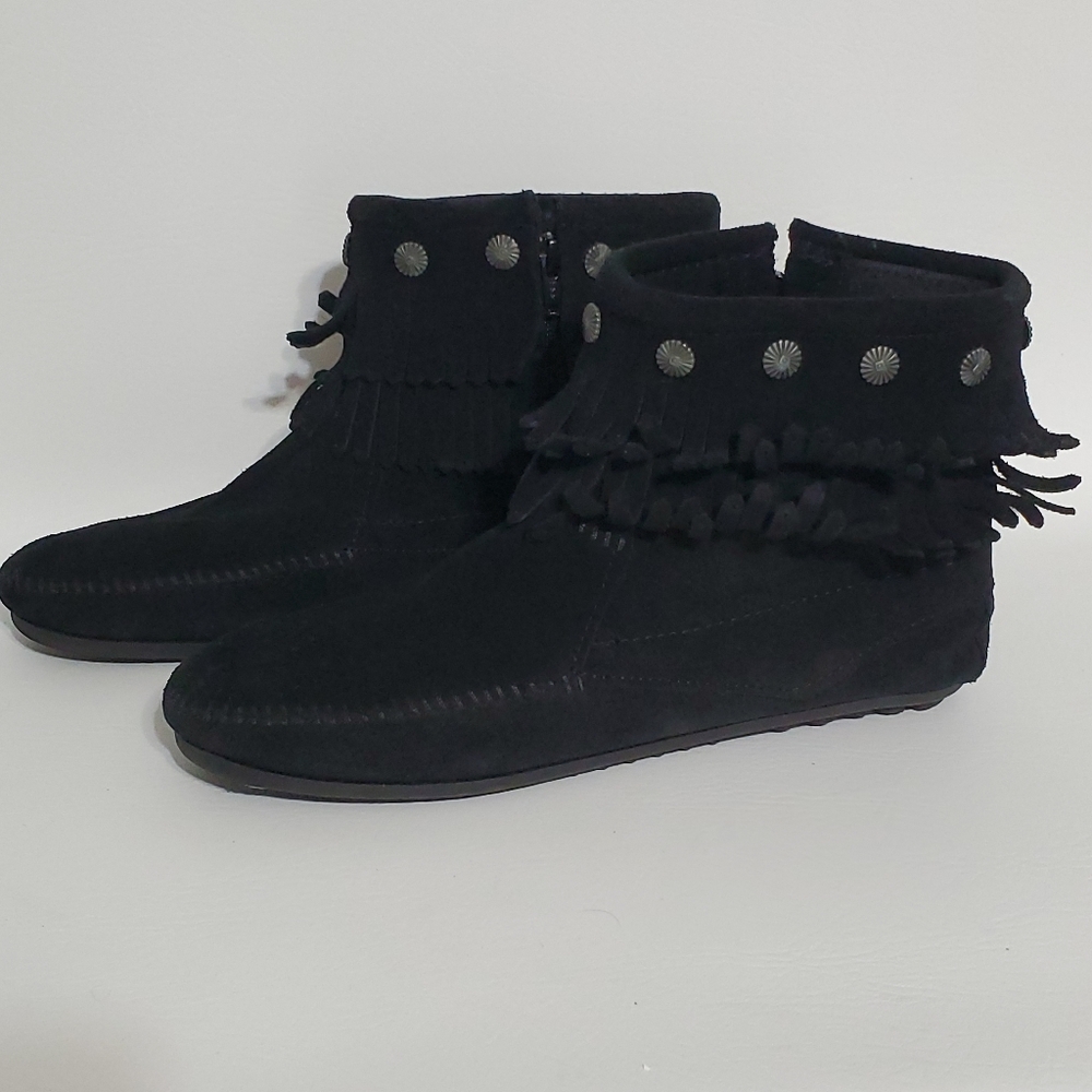 Minnetonka Black Fringe Moccasins Women's Size 10 - Picture 2 of 8